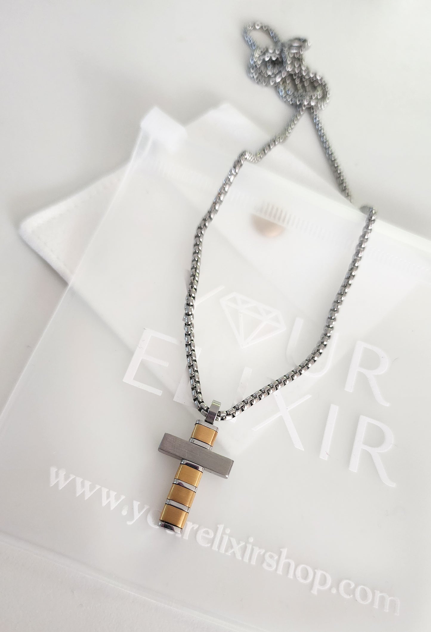 Collar con cruz de dos tonos fiel