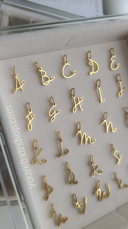Colgante personalizado con inicial de oro
