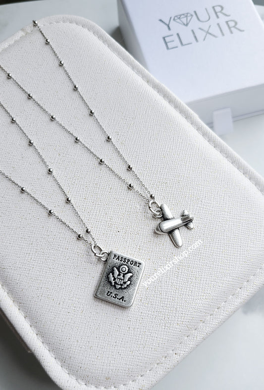 Collar con amuleto de aventuras en plata de ley