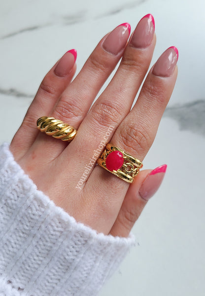 Anillo con gema fucsia