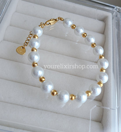 Pulsera de perlas junto al mar