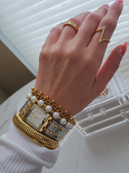 Pulsera de perlas junto al mar
