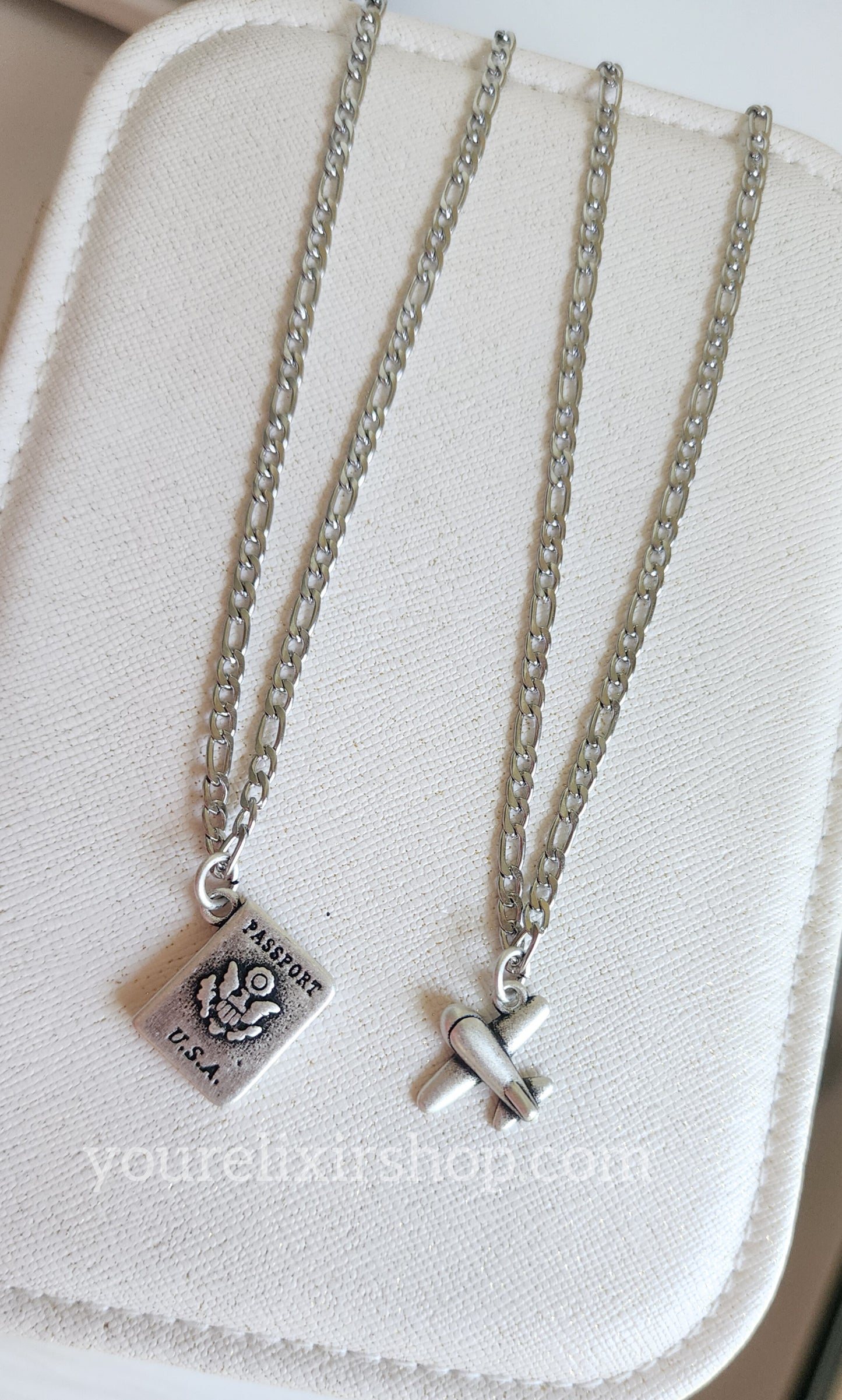 Collar con amuleto de aventuras en plata de ley