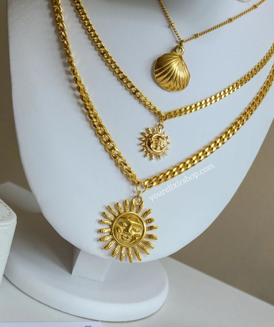 Collar de conchas doradas