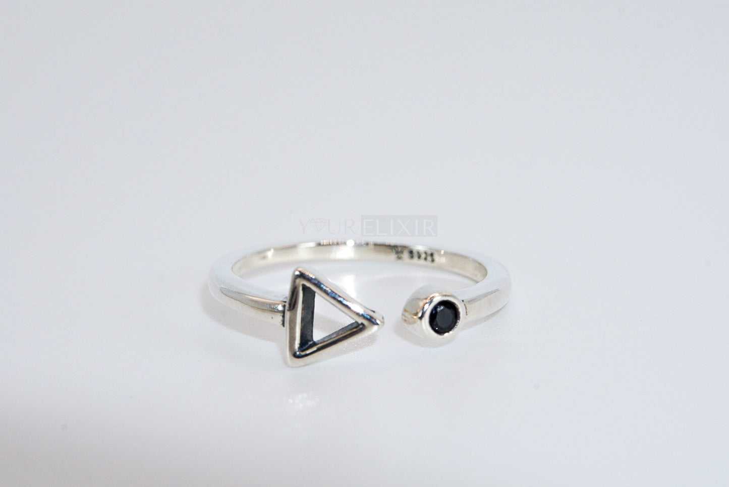 Anillo de plata de ley con forma de triángulo
