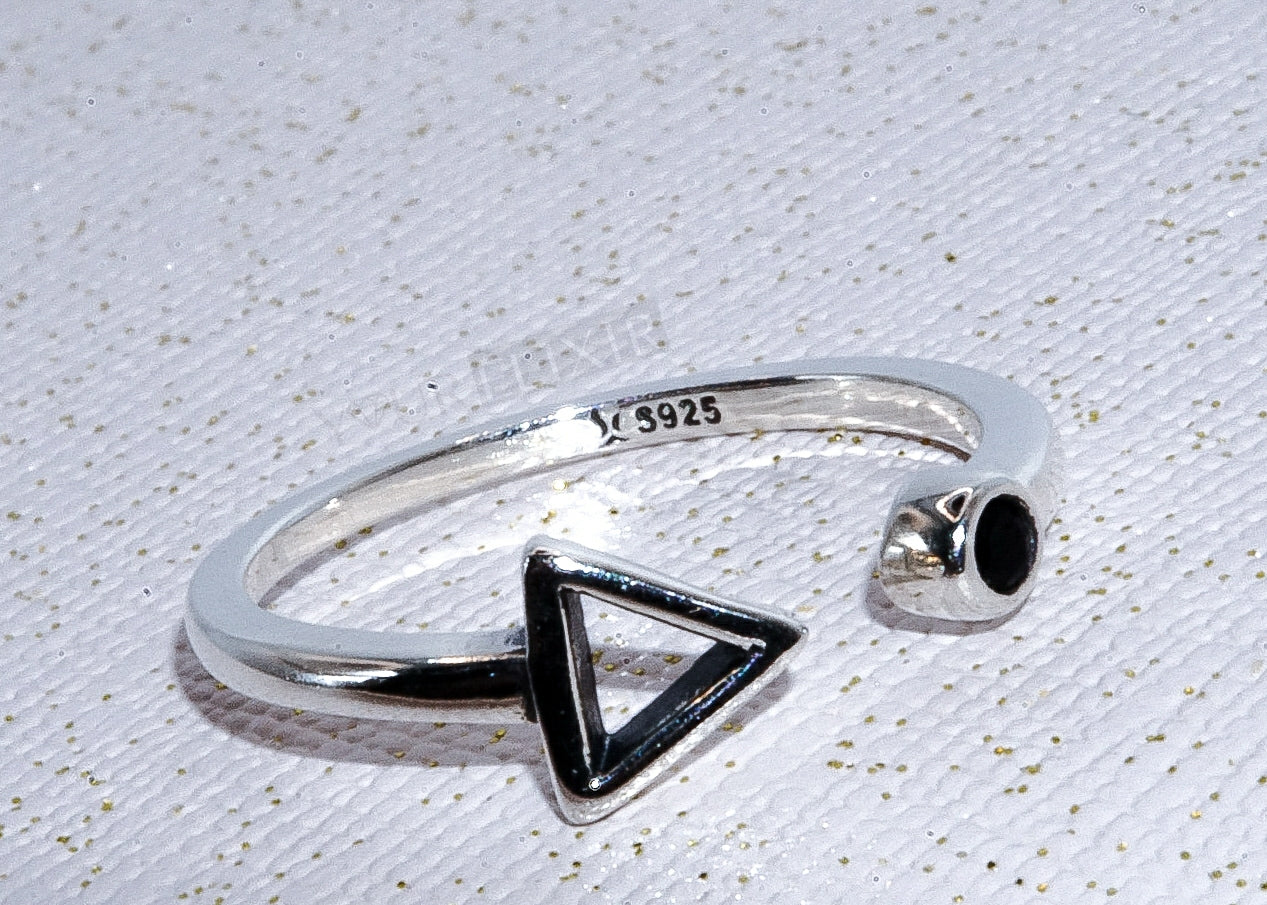 Anillo de plata de ley con forma de triángulo