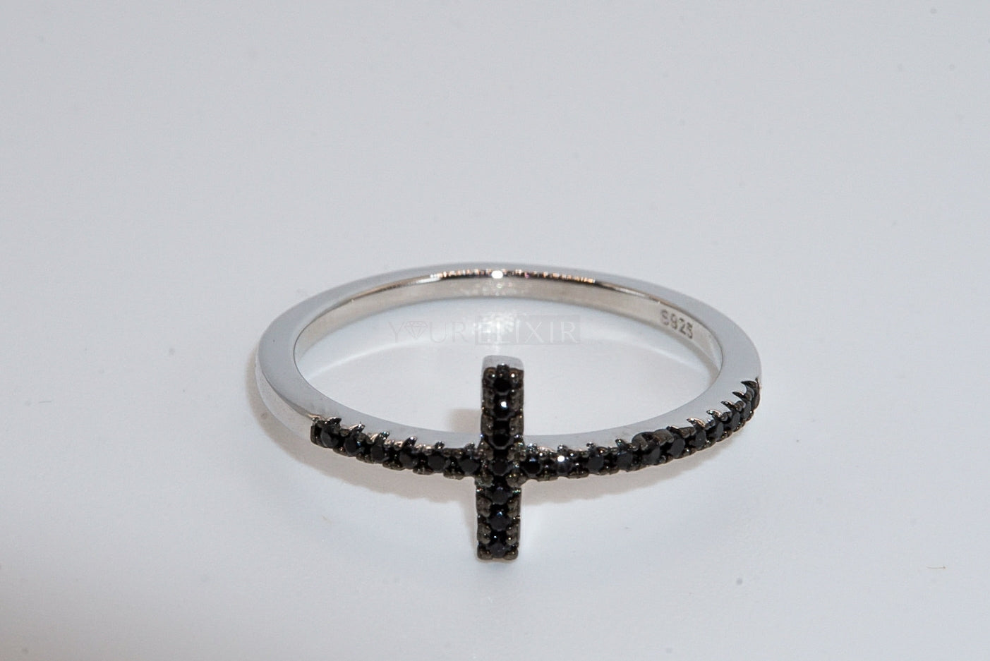 Anillo de cruz negra en plata de ley