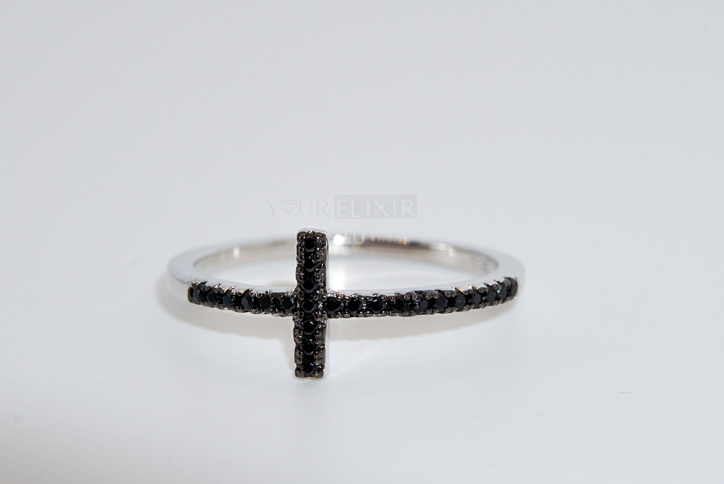 Anillo de cruz negra en plata de ley