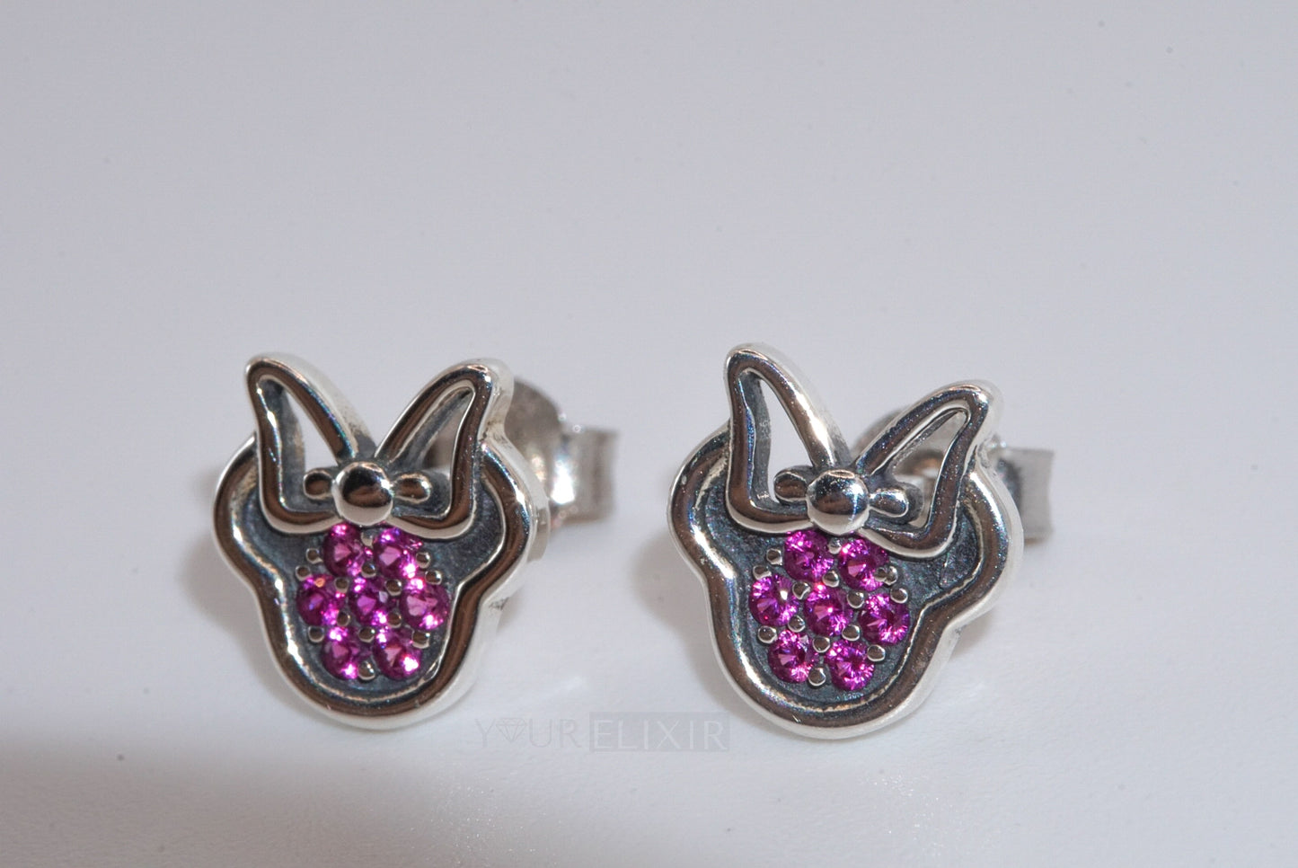 Pendientes de plata de ley con diseño de Minnie Mouse en color rosa intenso