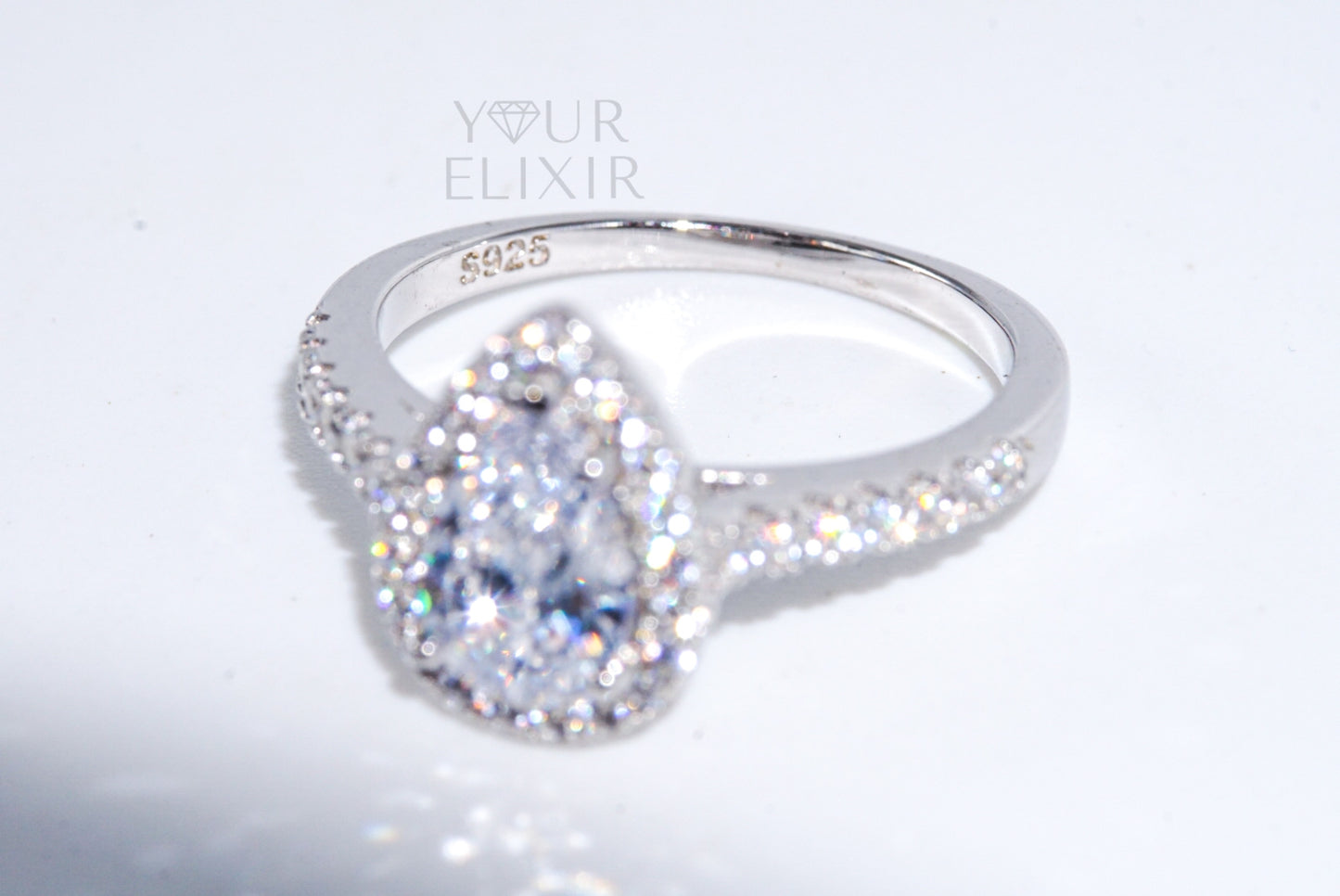 Anillo de plata de ley con halo en forma de lágrima