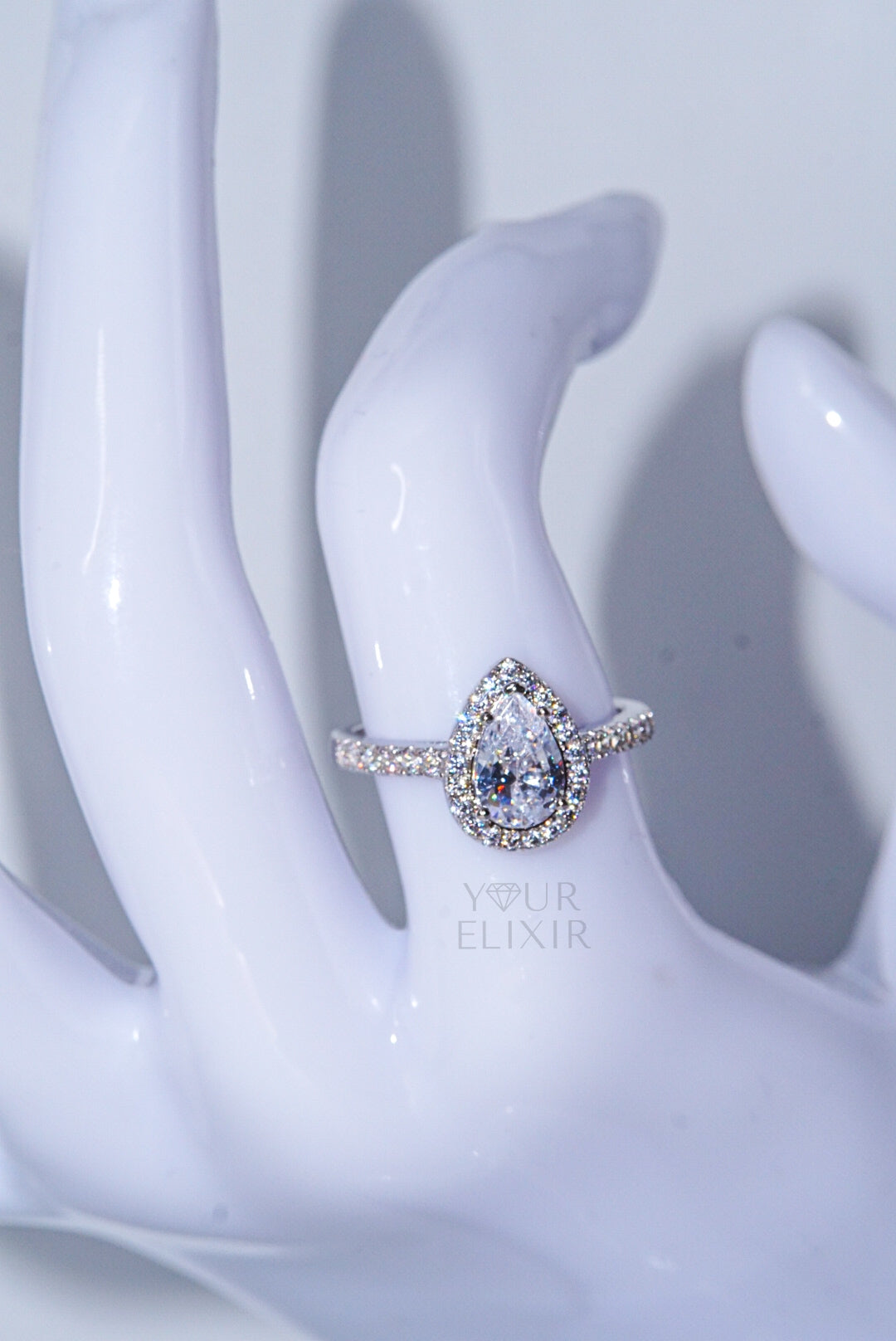Anillo de plata de ley con halo en forma de lágrima